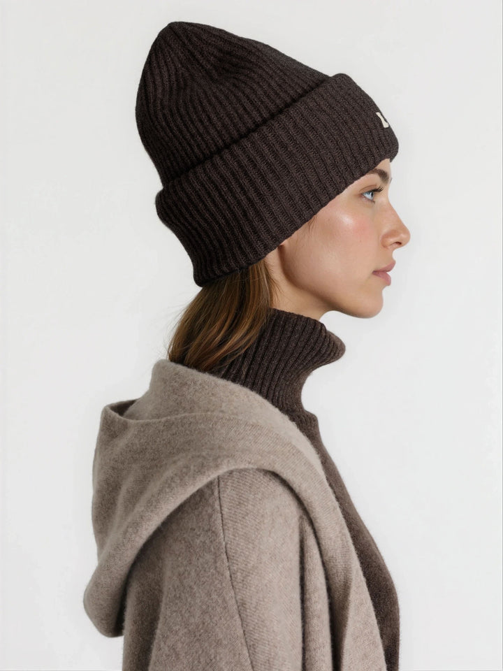 Cashmere lue i 100% ren kashmirull. Norsk design fra Kashmina. Farge: Dark Brown.