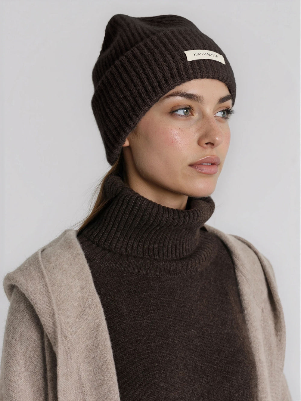 Cashmere lue i 100% ren kashmirull. Norsk design fra Kashmina. Farge: Dark Brown.
