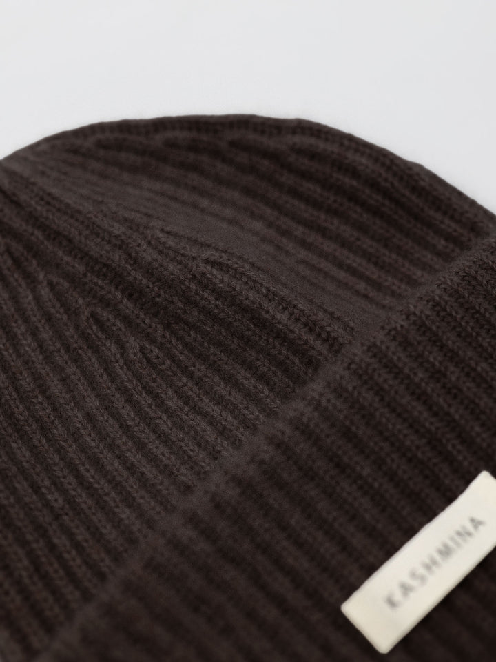 Cashmere lue i 100% ren kashmirull. Norsk design fra Kashmina. Farge: Dark Brown.