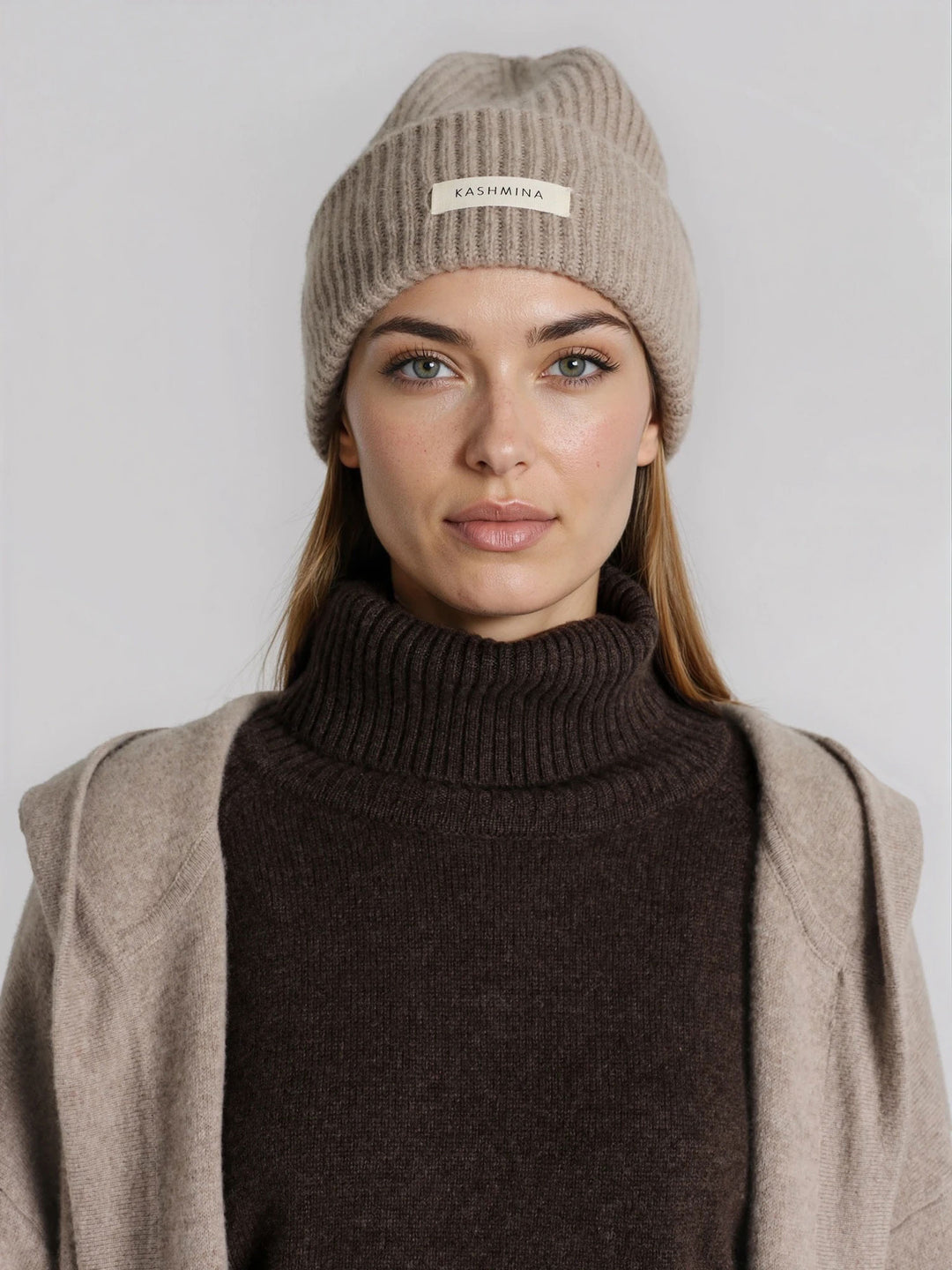 Cashmere lue i 100% ren kashmirull. Norsk design fra Kashmina. Farge: Toast.