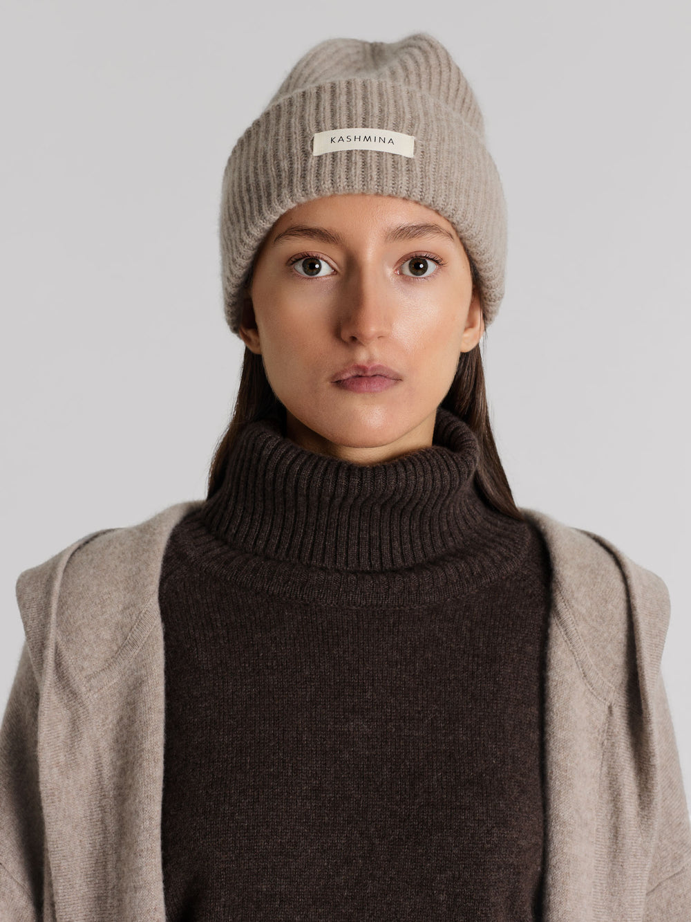 Cashmere lue i 100% ren kashmirull. Norsk design fra Kashmina. Farge: Toast.