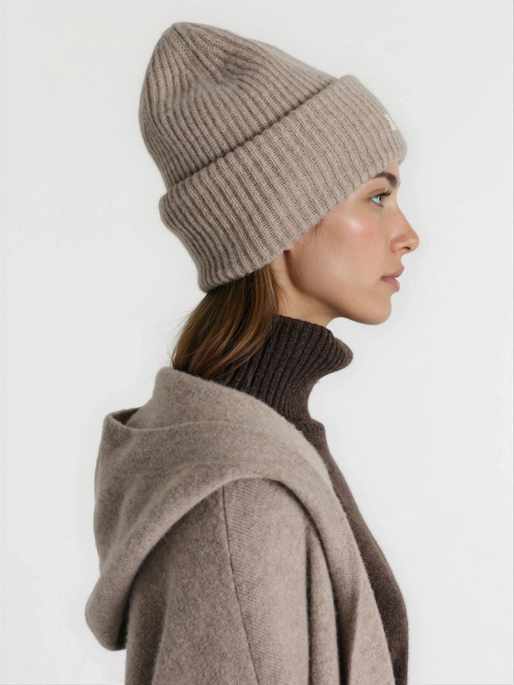 Cashmere lue i 100% ren kashmirull. Norsk design fra Kashmina. Farge: Toast.