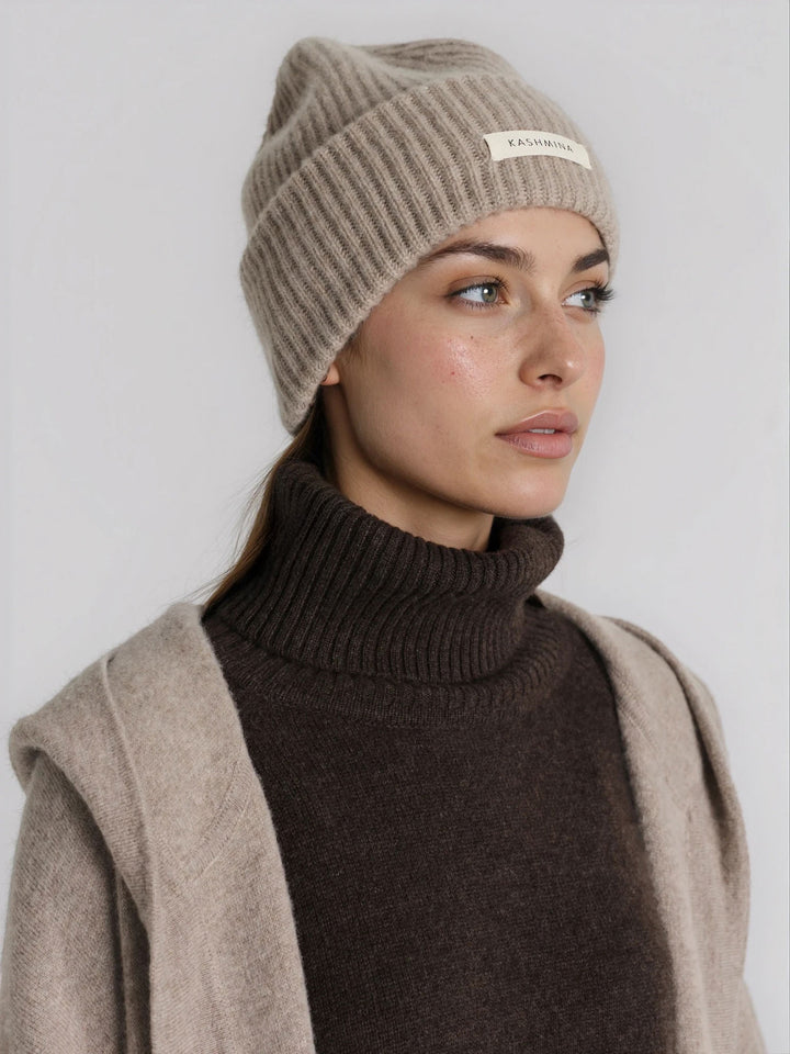 Cashmere lue i 100% ren kashmirull. Norsk design fra Kashmina. Farge: Toast.
