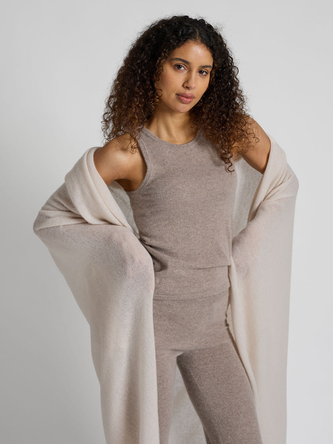 Kashmirpledd i 100% ren cashmere. Norsk design fra Kashmina. Farge: Cream.