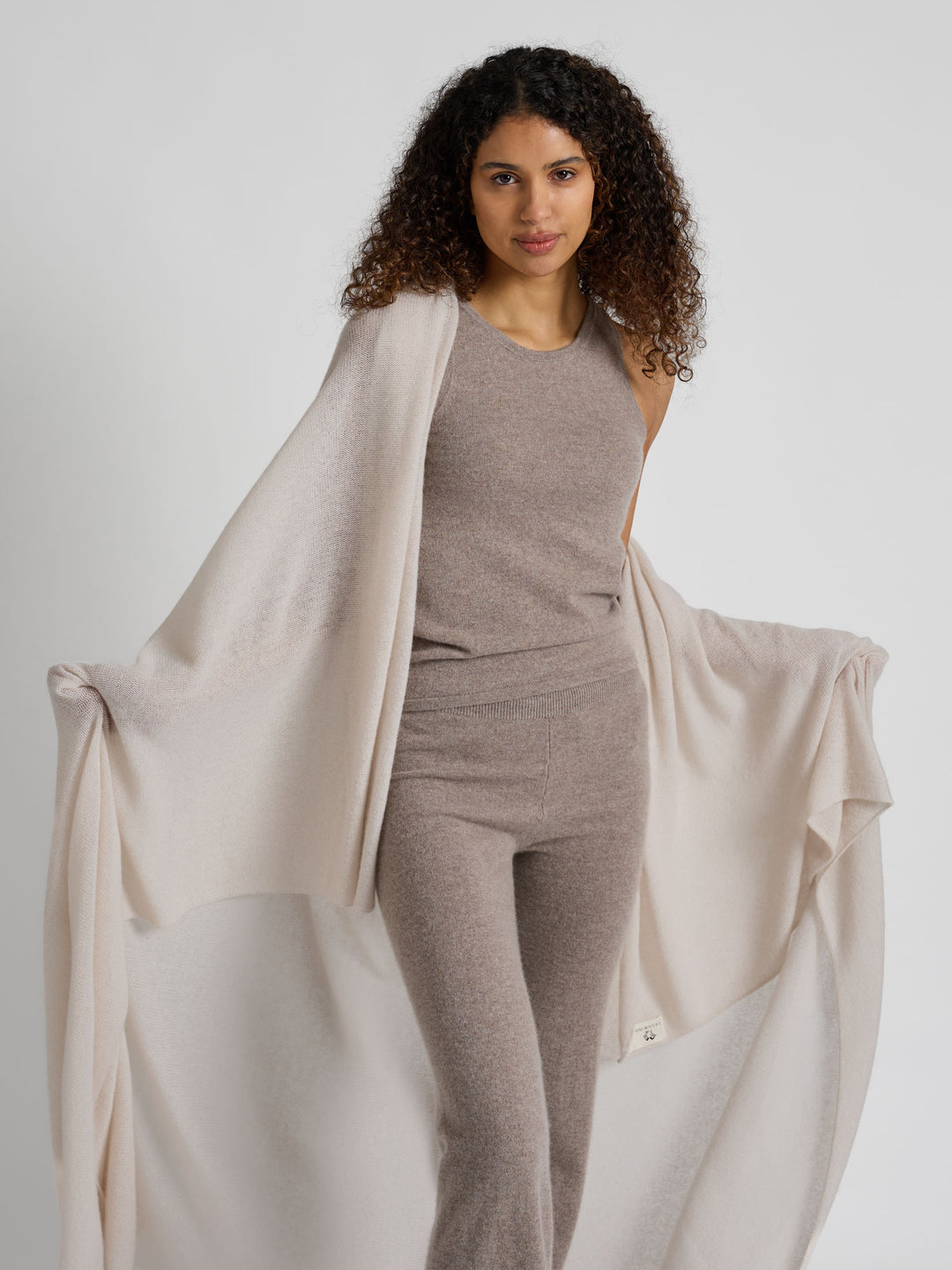 Kashmirpledd i 100% ren cashmere. Norsk design fra Kashmina. Farge: Cream.