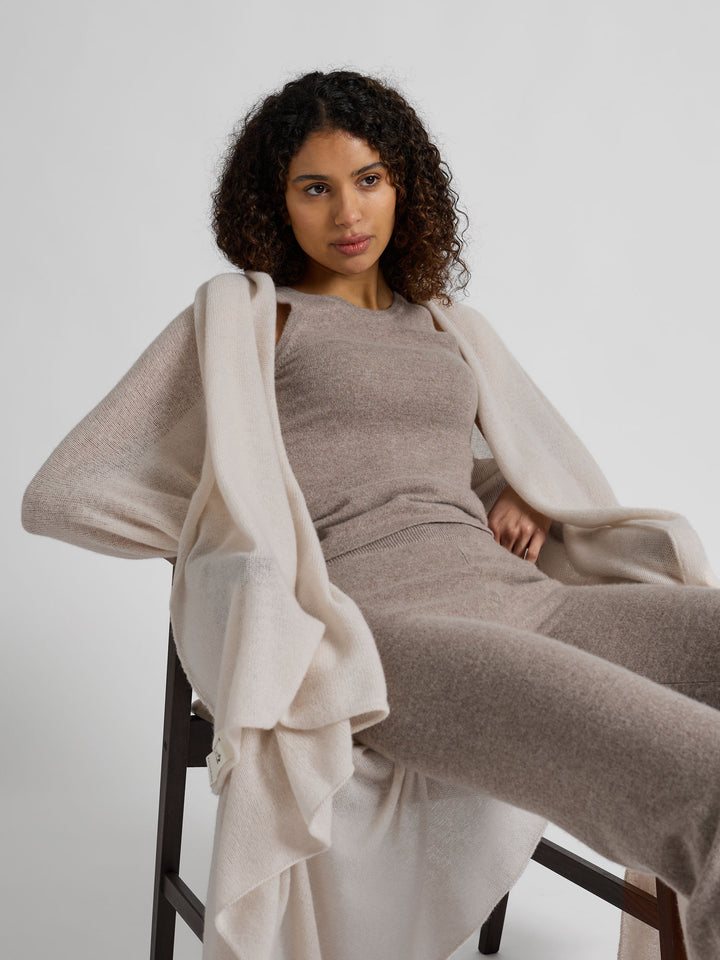 Kashmirpledd i 100% ren cashmere. Norsk design fra Kashmina. Farge: Cream.