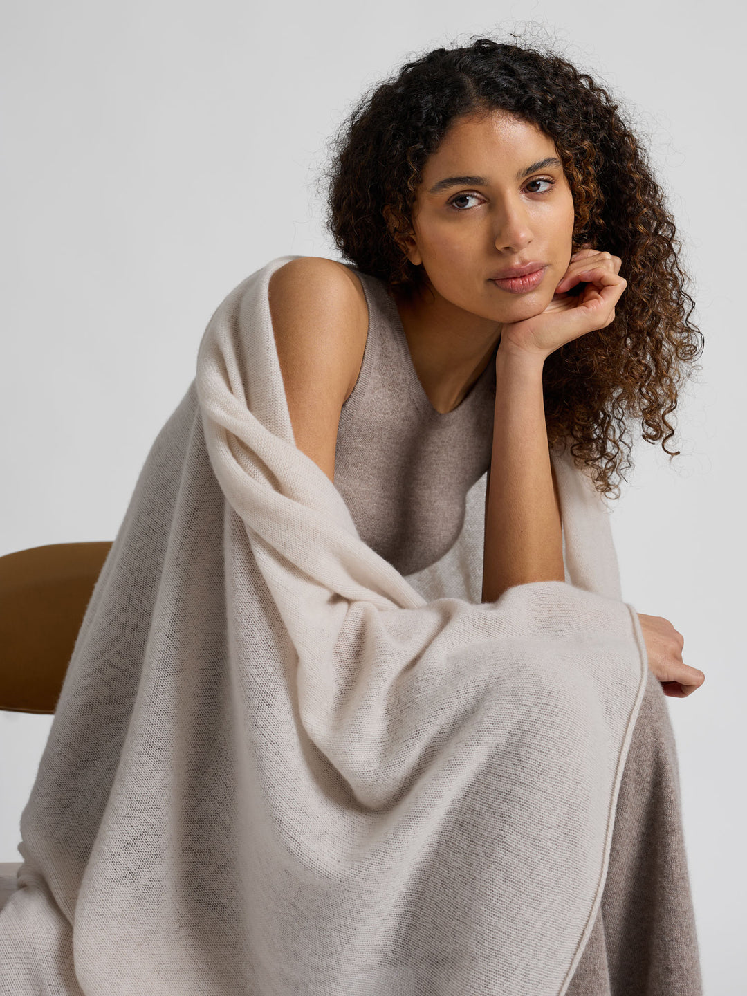 Kashmirpledd i 100% ren cashmere. Norsk design fra Kashmina. Farge: Cream.