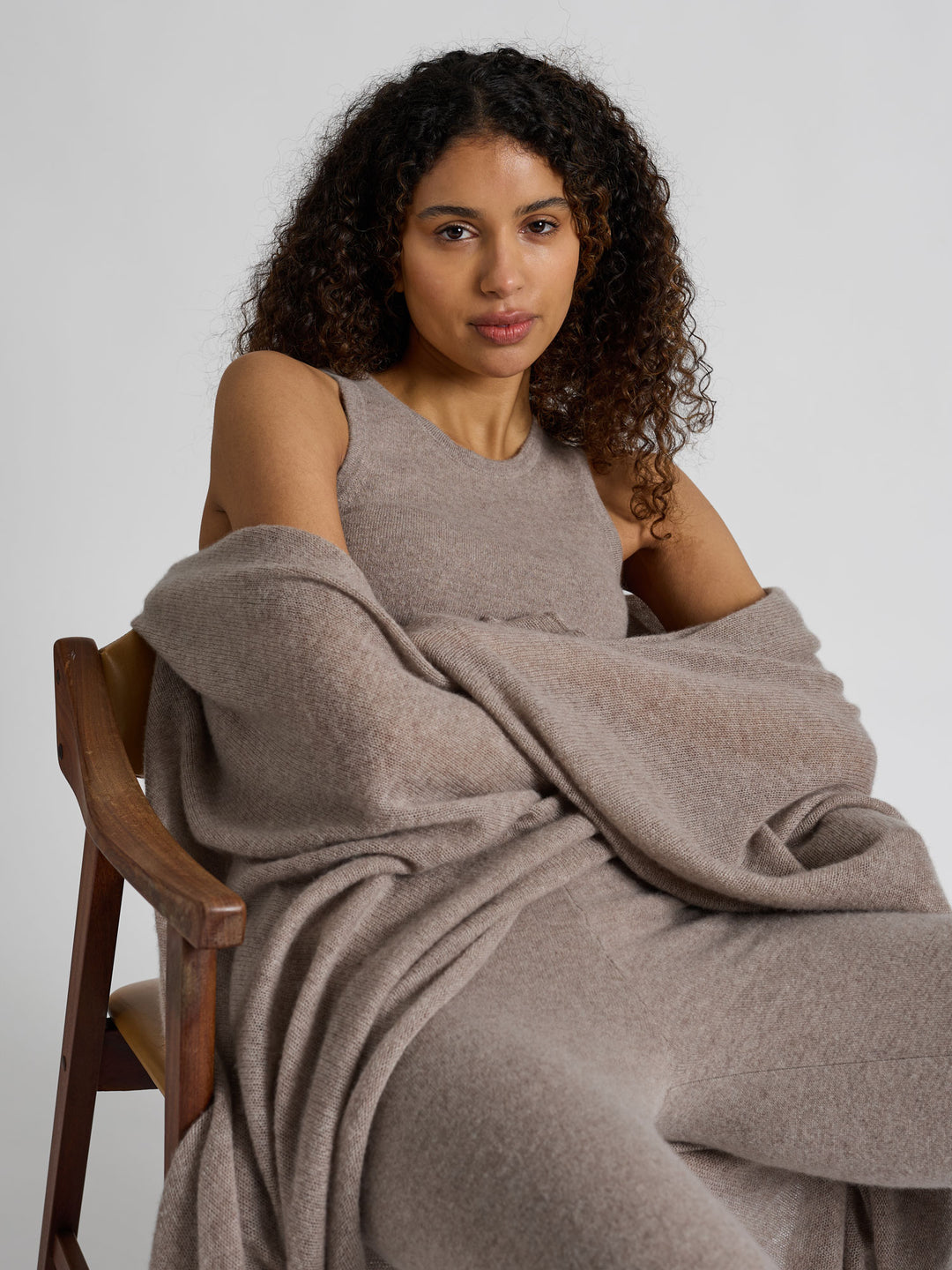 Kashmirpledd i 100% ren cashmere. Norsk design fra Kashmina. Farge: Toast.