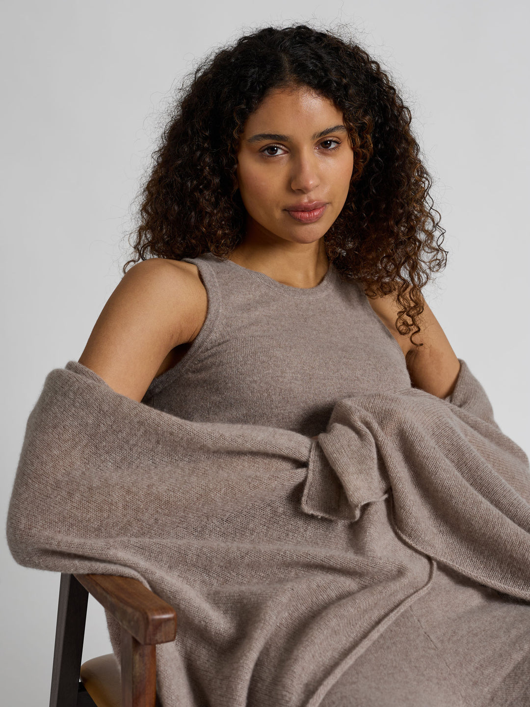 Kashmirpledd i 100% ren cashmere. Norsk design fra Kashmina. Farge: Toast.