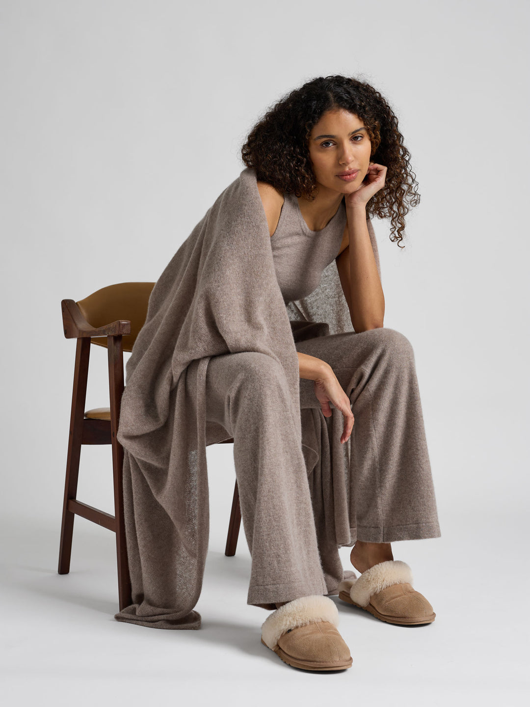 Kashmirpledd i 100% ren cashmere. Norsk design fra Kashmina. Farge: Toast.