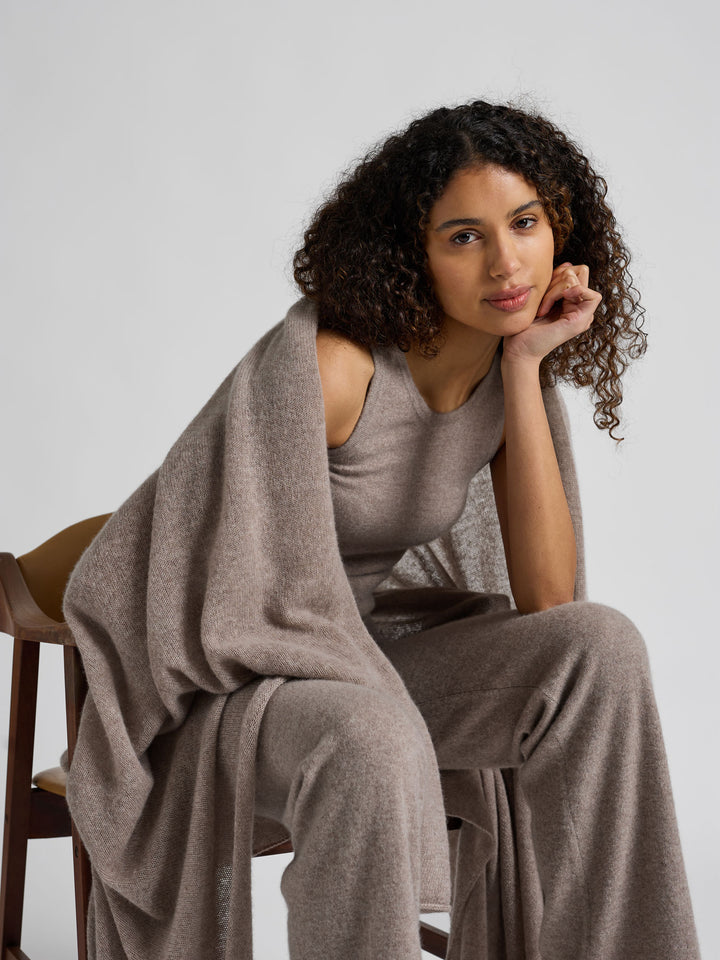 Kashmirpledd i 100% ren cashmere. Norsk design fra Kashmina. Farge: Toast.