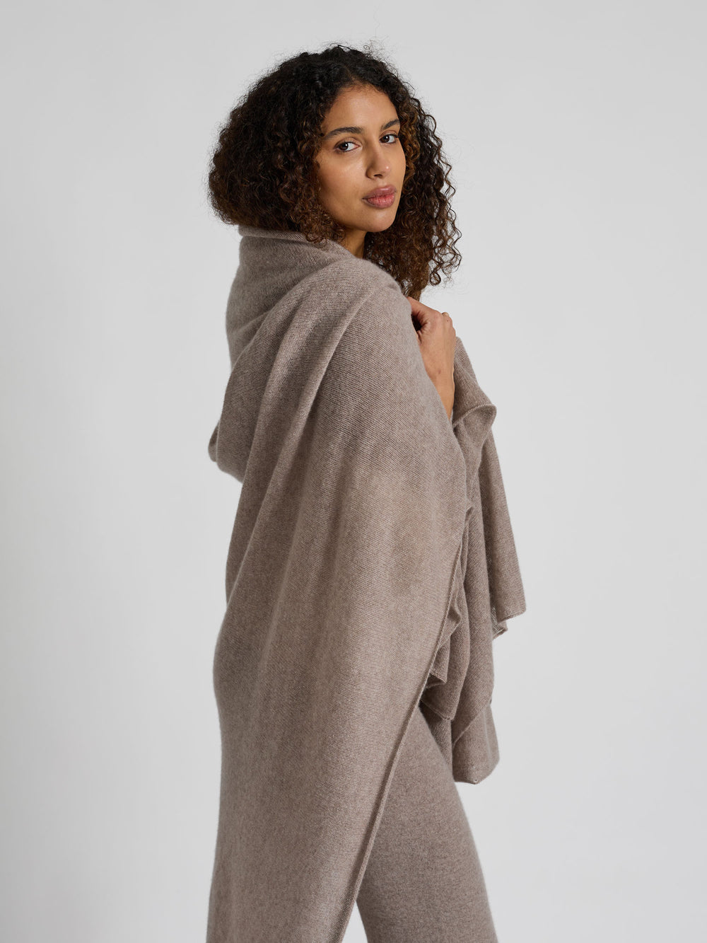 Kashmirpledd i 100% ren cashmere. Norsk design fra Kashmina. Farge: Toast.