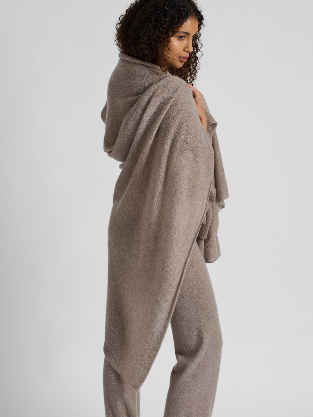 Kashmirpledd i 100% ren cashmere. Norsk design fra Kashmina. Farge: Toast.