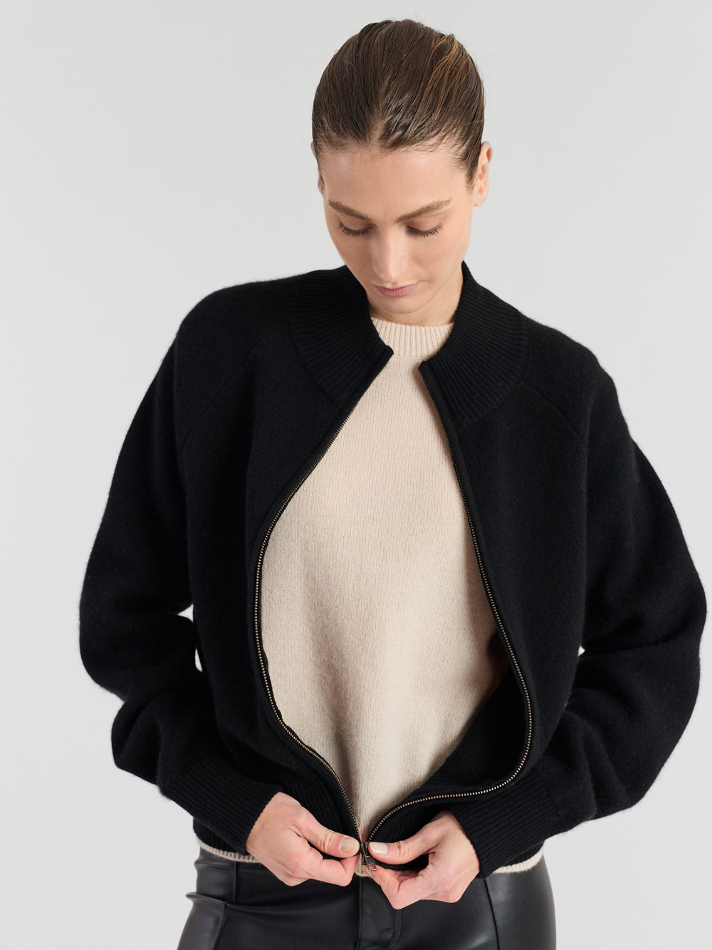 Kashmirjakke "Oline" i 100% ren kasjmirull, cashmere. Norsk design fra Kashmina. Farge: sort.