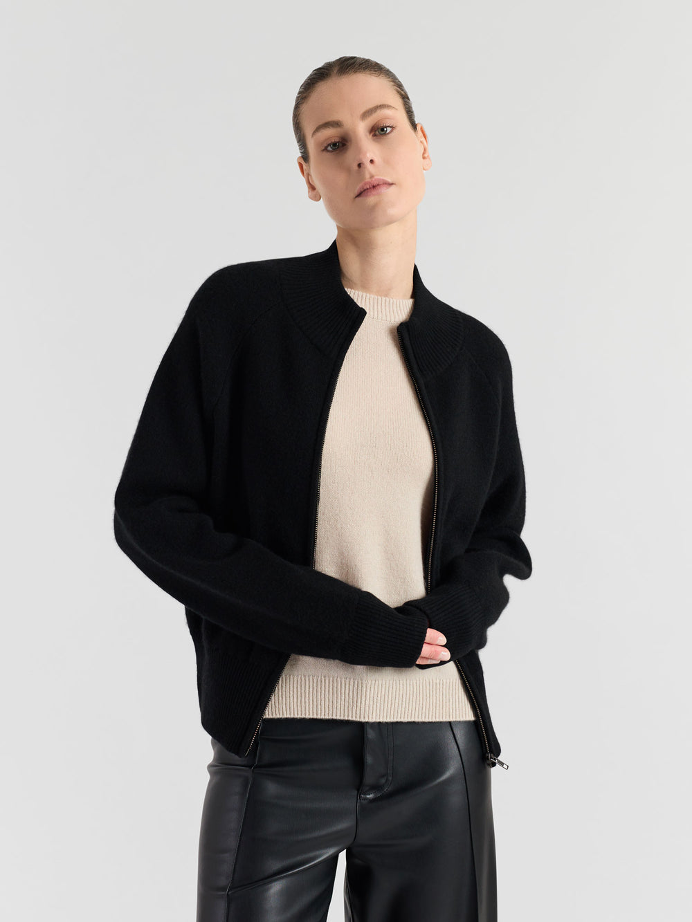 Kashmirjakke "Oline" i 100% ren kasjmirull, cashmere. Norsk design fra Kashmina. Farge: sort.
