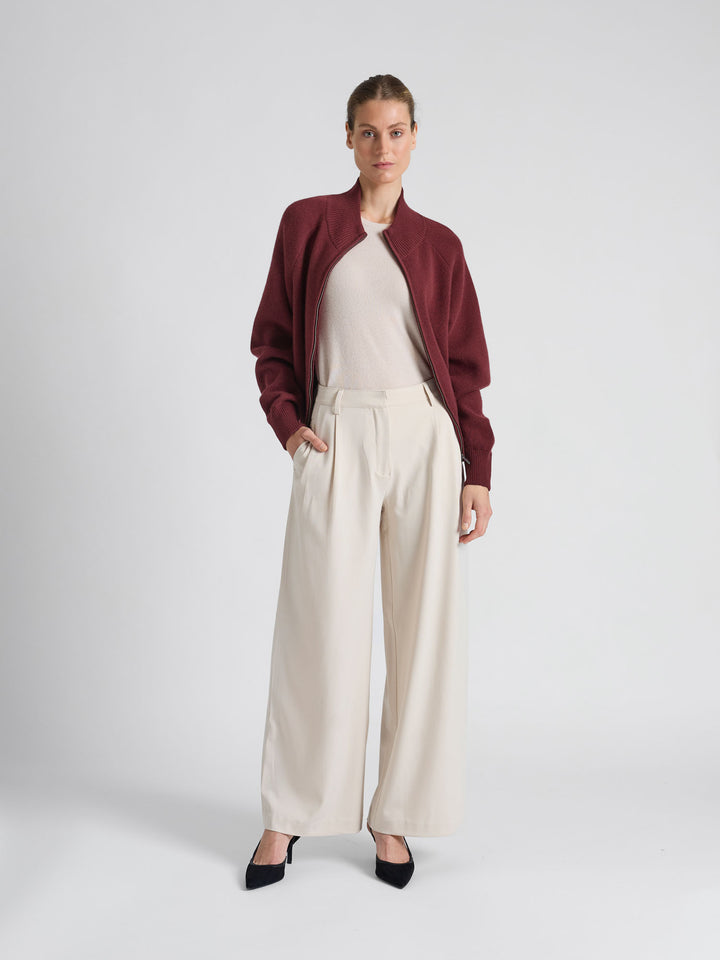 Kashmirjakke "Oline" i 100% ren kasjmirull, cashmere. Norsk design fra Kashmina. Farge rød burgunder "Bordeaux".