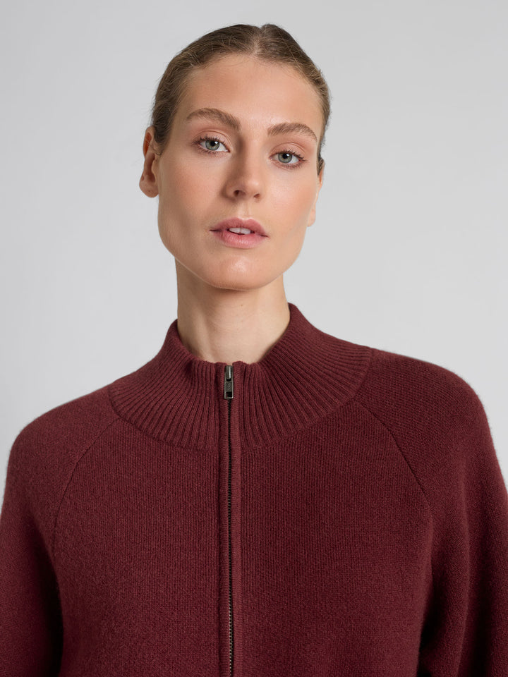 Kashmirjakke "Oline" i 100% ren kasjmirull, cashmere. Norsk design fra Kashmina. Farge rød burgunder "Bordeaux".