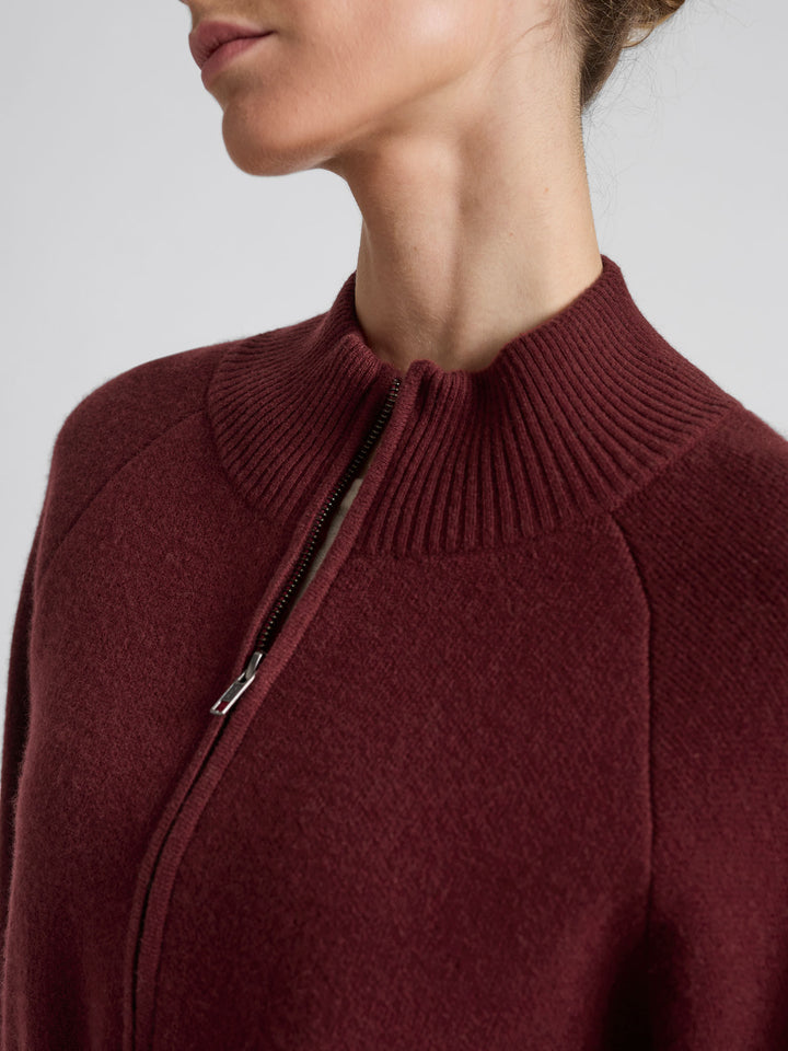 Kashmirjakke "Oline" i 100% ren kasjmirull, cashmere. Norsk design fra Kashmina. Farge rød burgunder "Bordeaux".