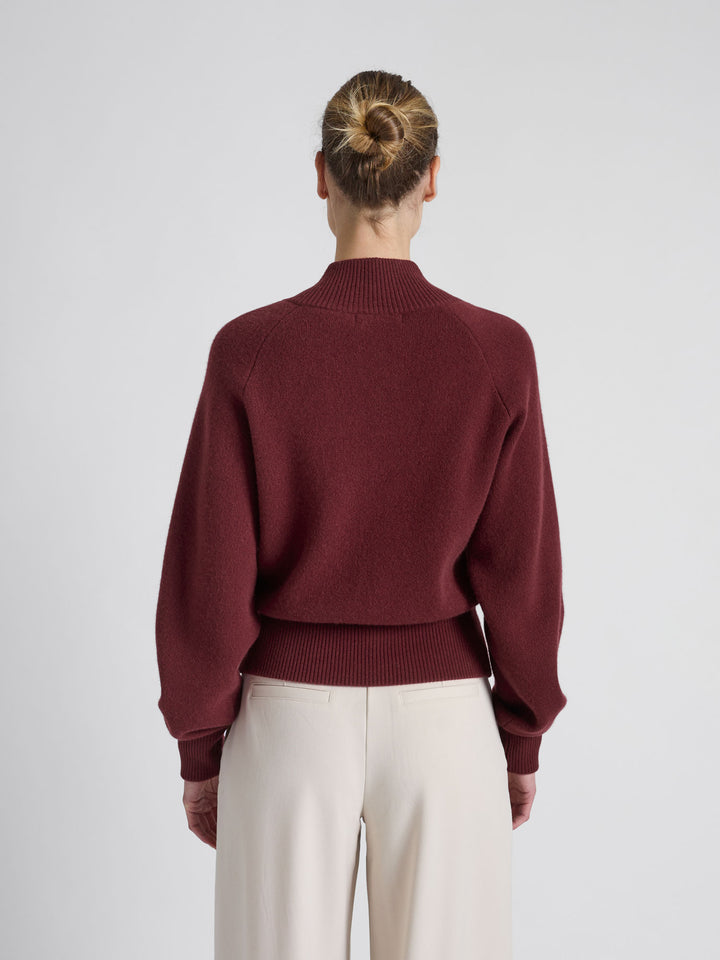 Kashmirjakke "Oline" i 100% ren kasjmirull, cashmere. Norsk design fra Kashmina. Farge rød burgunder "Bordeaux".