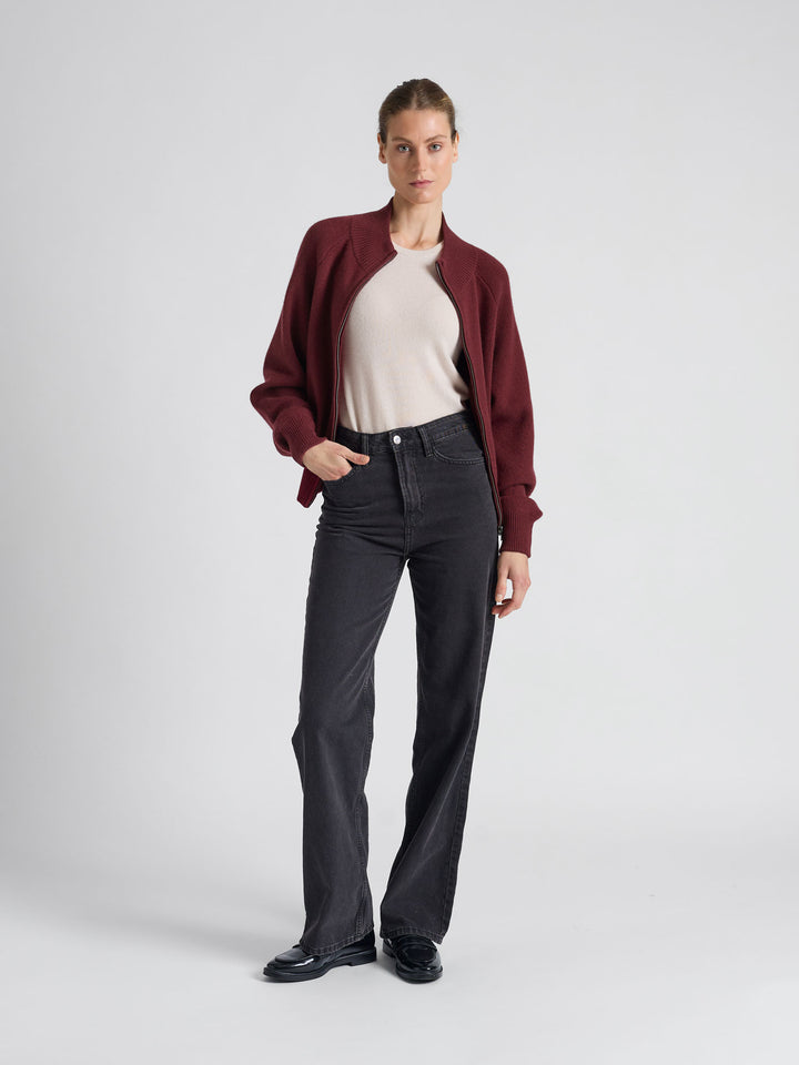 Kashmirjakke "Oline" i 100% ren kasjmirull, cashmere. Norsk design fra Kashmina. Farge rød burgunder "Bordeaux".