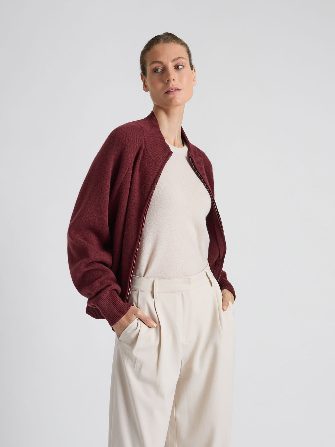 Kashmirjakke "Oline" i 100% ren kasjmirull, cashmere. Norsk design fra Kashmina. Farge rød burgunder "Bordeaux".