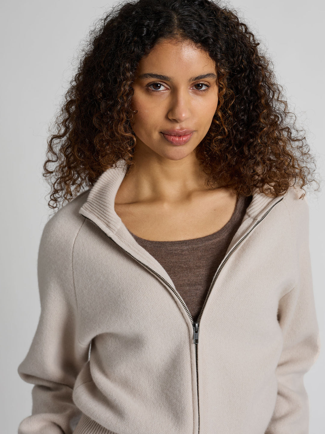 Kashmirjakke "Oline" i 100% ren kasjmirull, cashmere. Norsk design fra Kashmina. Farge: Cream.