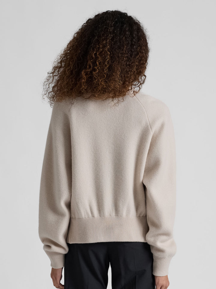 Kashmirjakke "Oline" i 100% ren kasjmirull, cashmere. Norsk design fra Kashmina. Farge: Cream.