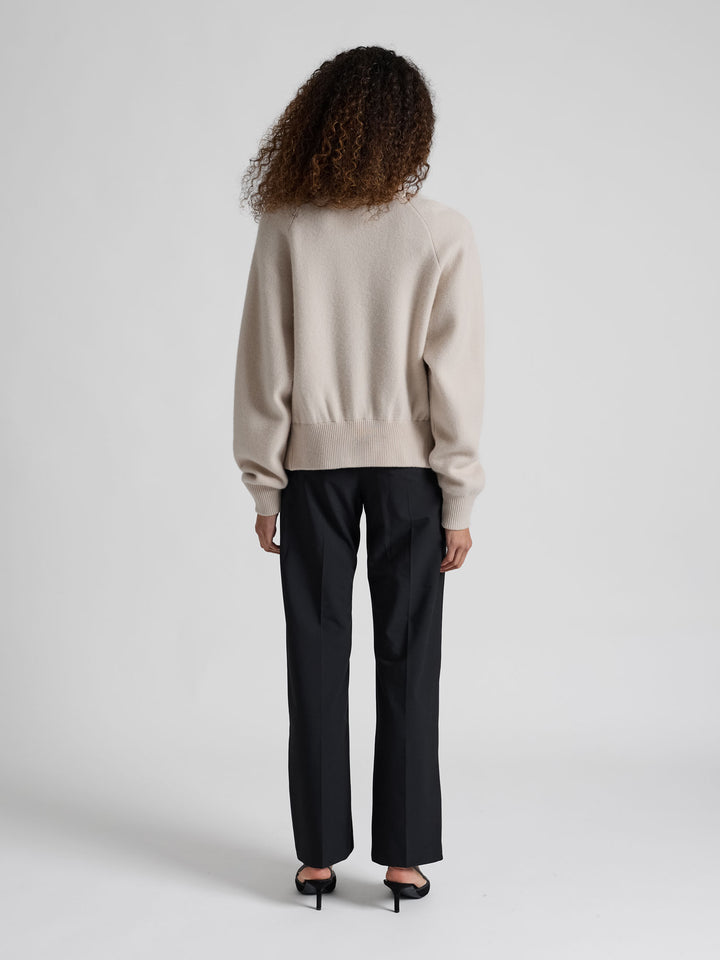 Kashmirjakke "Oline" i 100% ren kasjmirull, cashmere. Norsk design fra Kashmina. Farge: Cream.