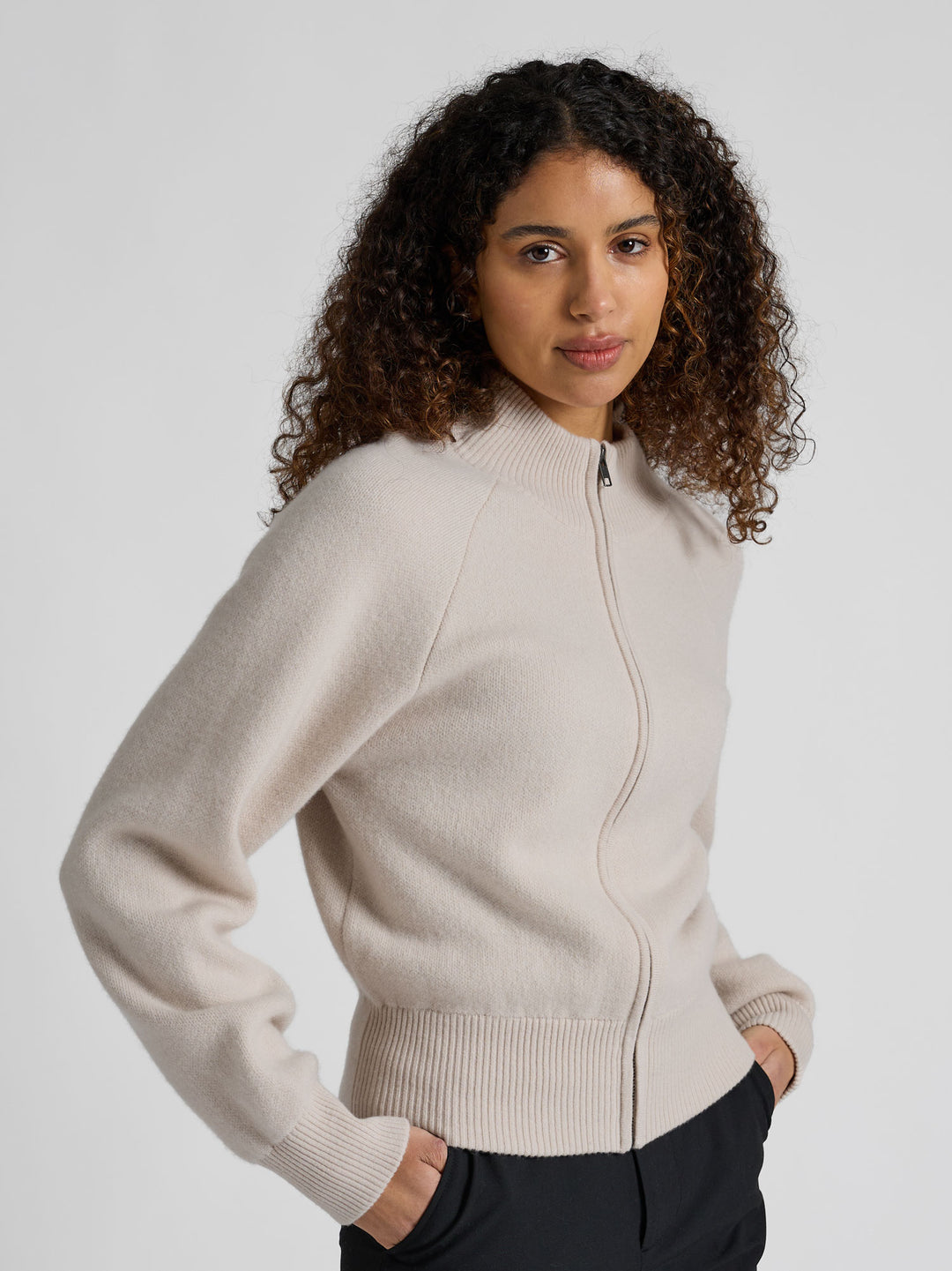 Kashmirjakke "Oline" i 100% ren kasjmirull, cashmere. Norsk design fra Kashmina. Farge: Cream.