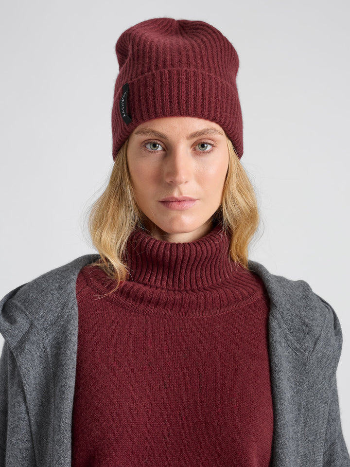 Kashmirlue "Elli" i 100% ren cashmere, kashmir. Farge: Bordeaux. Norsk design fra Kashmina.