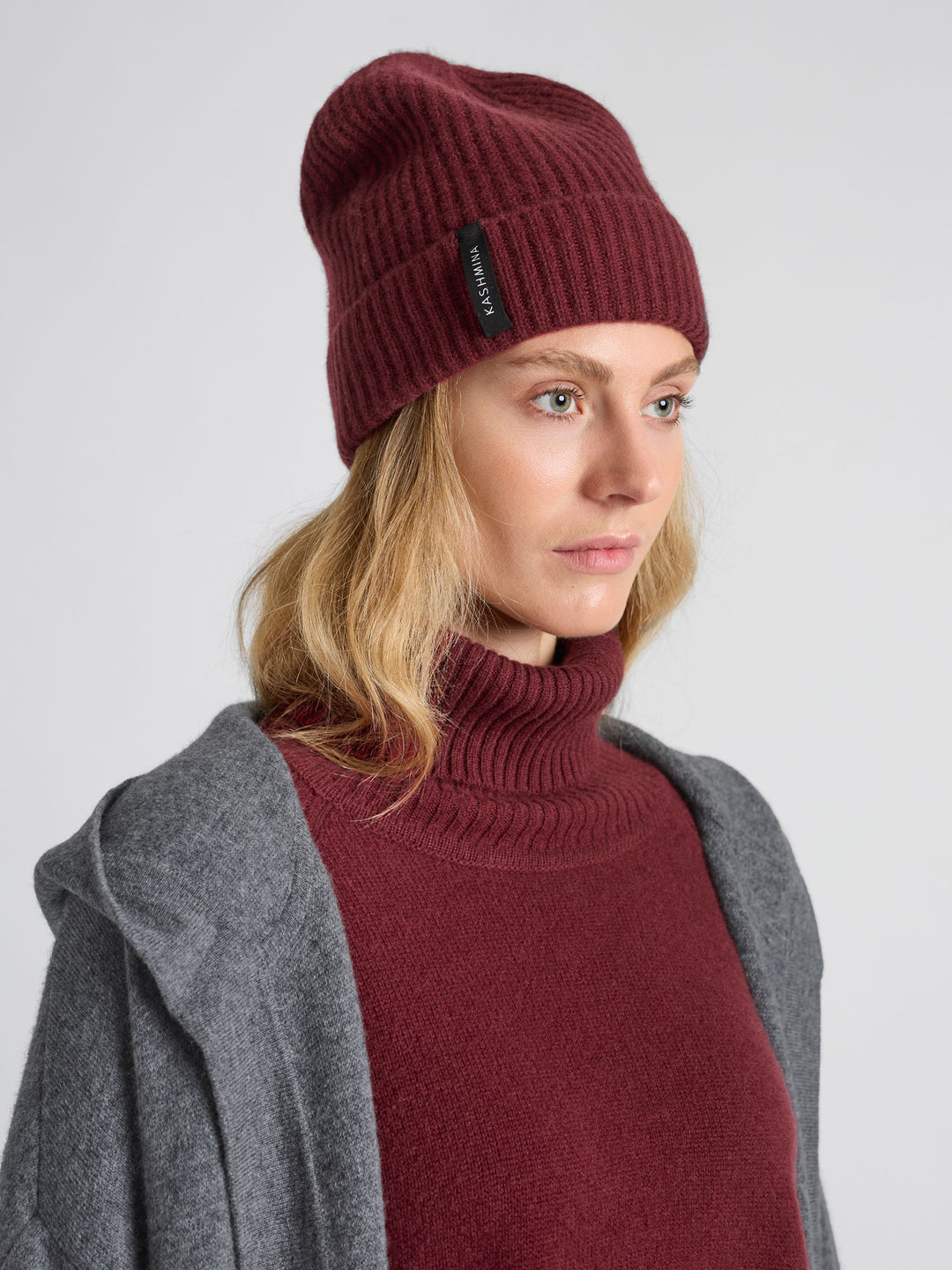 Kashmirlue "Elli" i 100% ren cashmere, kashmir. Farge: Bordeaux. Norsk design fra Kashmina.
