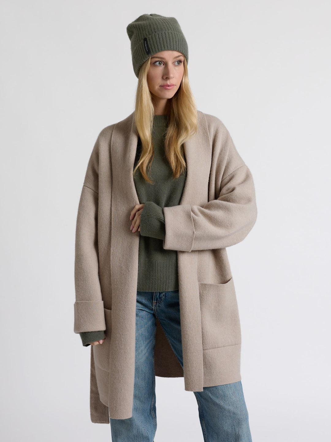 Kashmirlue "Elli" i 100% cashmere. Norsk design fra Kashmina. Farge: Eucalyptus Grønn.