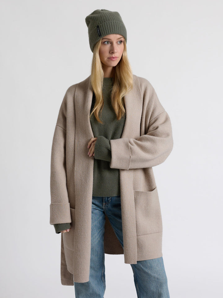 Kashmirlue "Elli" i 100% cashmere. Norsk design fra Kashmina. Farge: Eucalyptus Grønn.