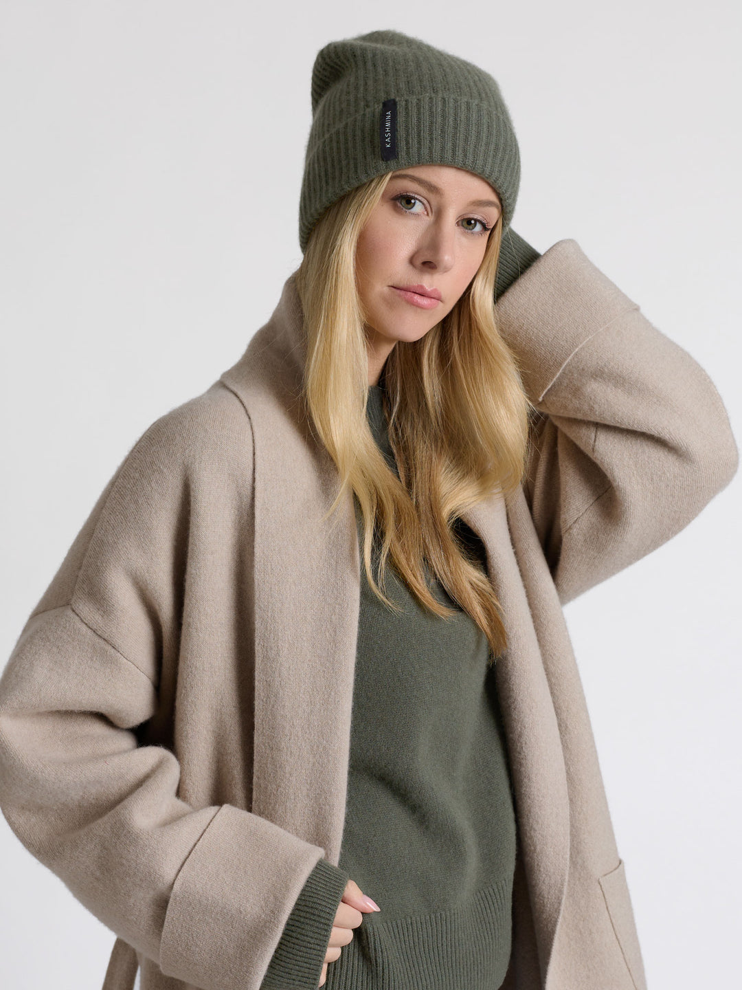 Kashmirlue "Elli" i 100% cashmere. Norsk design fra Kashmina. Farge: Eucalyptus Grønn.