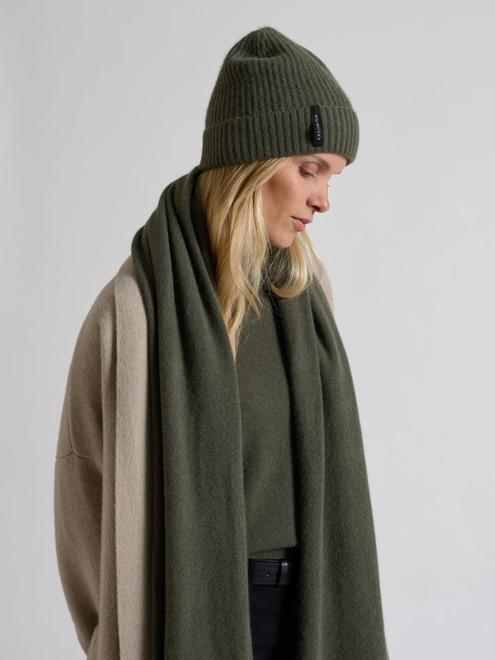 Kashmirlue "Elli" i 100% cashmere. Norsk design fra Kashmina. Farge: Eucalyptus Grønn.