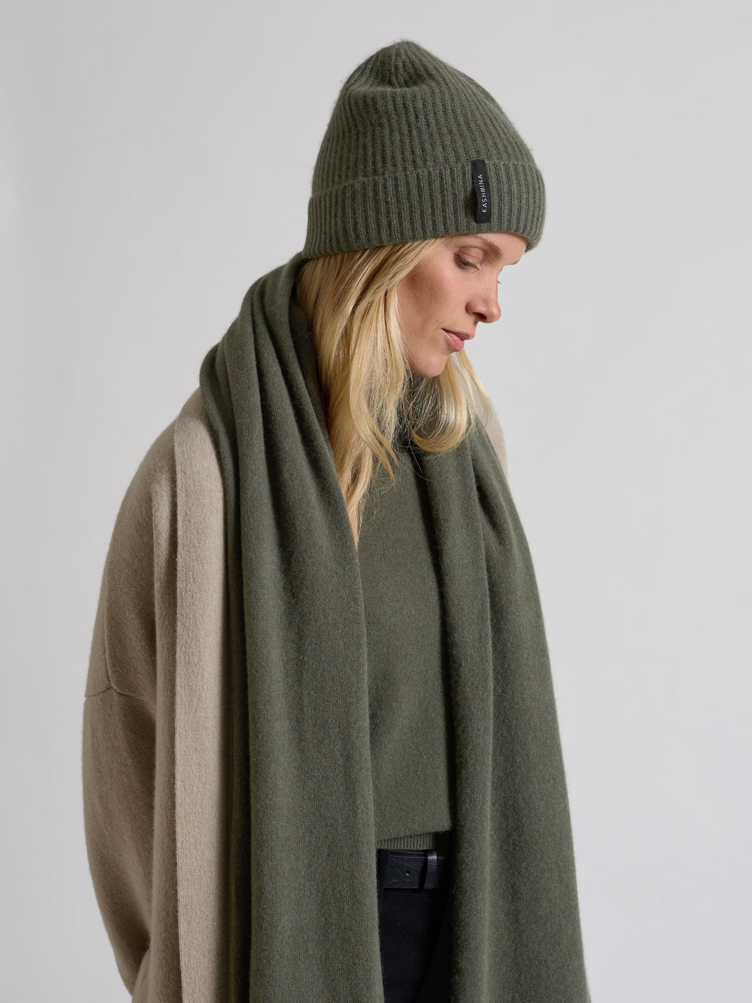 Kashmirlue "Elli" i 100% cashmere. Norsk design fra Kashmina. Farge: Eucalyptus Grønn.