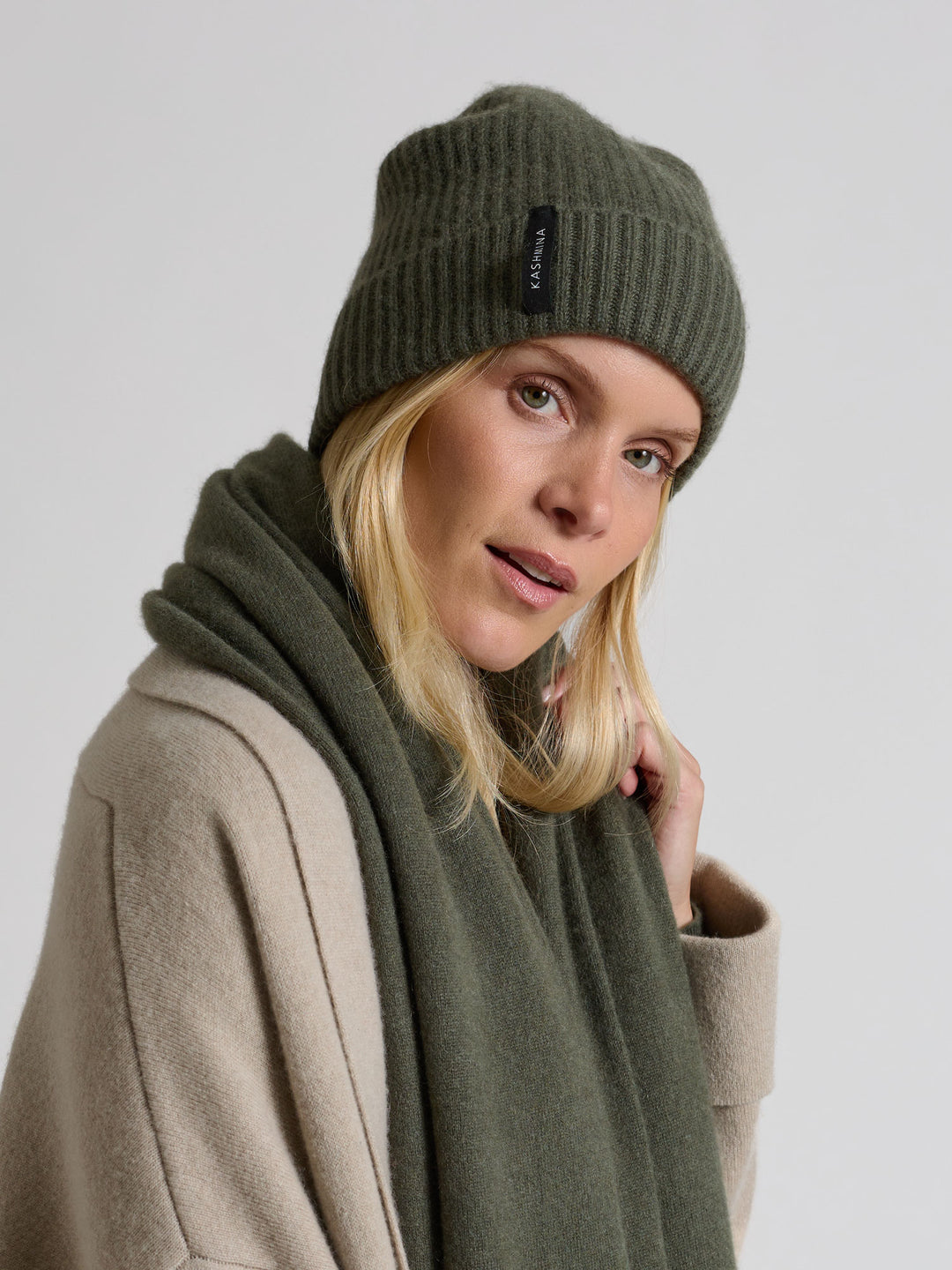 Kashmirlue "Elli" i 100% cashmere. Norsk design fra Kashmina. Farge: Eucalyptus Grønn.