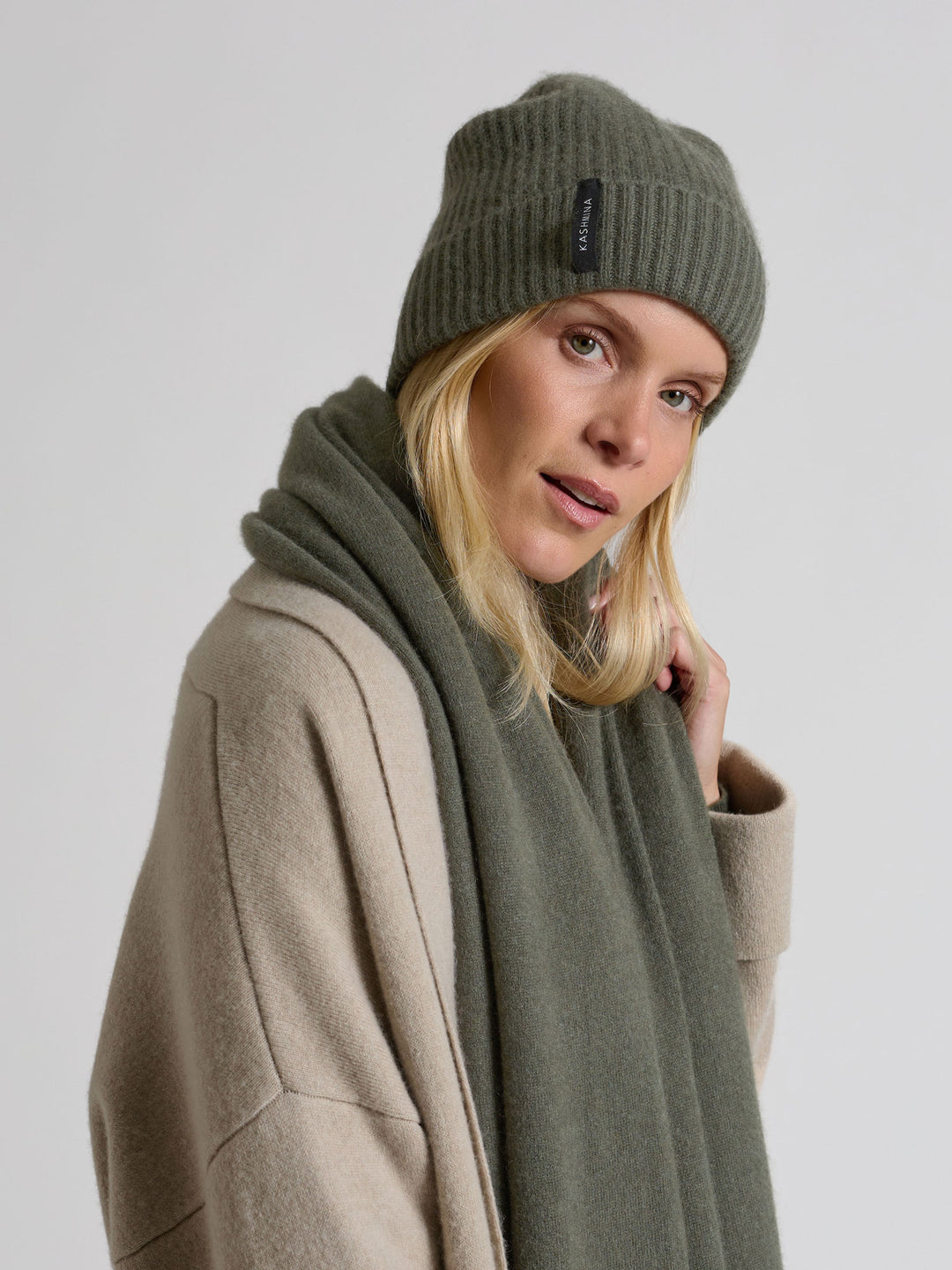 Kashmirlue "Elli" i 100% cashmere. Norsk design fra Kashmina. Farge: Eucalyptus Grønn.