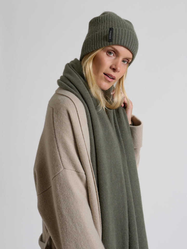 Kashmirlue "Elli" i 100% cashmere. Norsk design fra Kashmina. Farge: Eucalyptus Grønn.