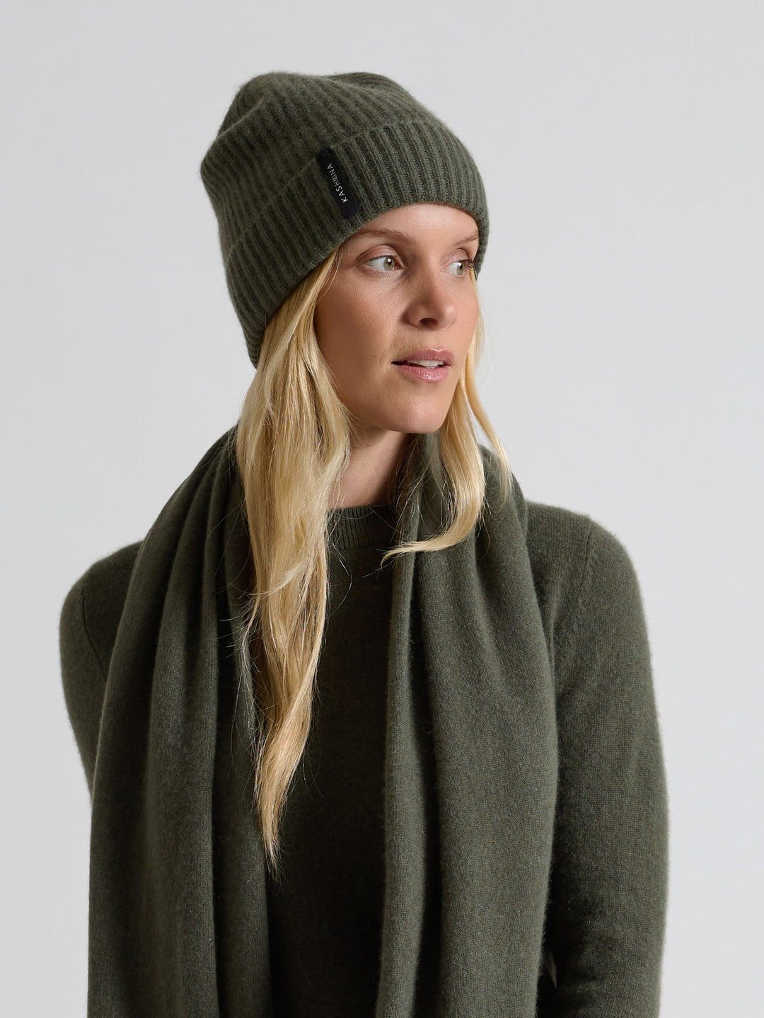 Kashmirlue "Elli" i 100% cashmere. Norsk design fra Kashmina. Farge: Eucalyptus Grønn.