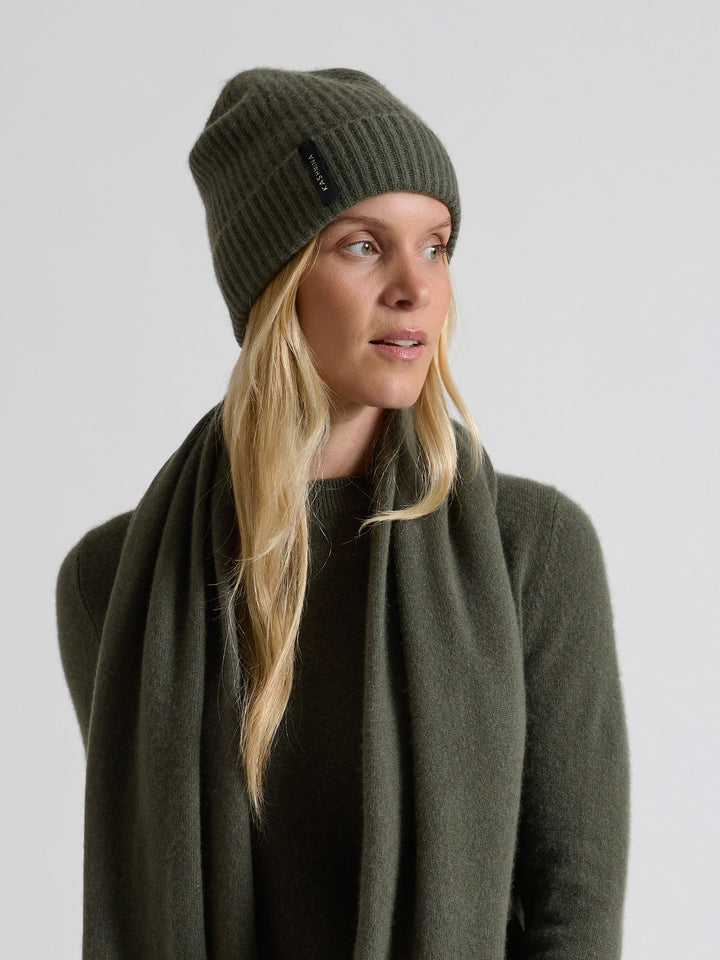 Kashmirlue "Elli" i 100% cashmere. Norsk design fra Kashmina. Farge: Eucalyptus Grønn.