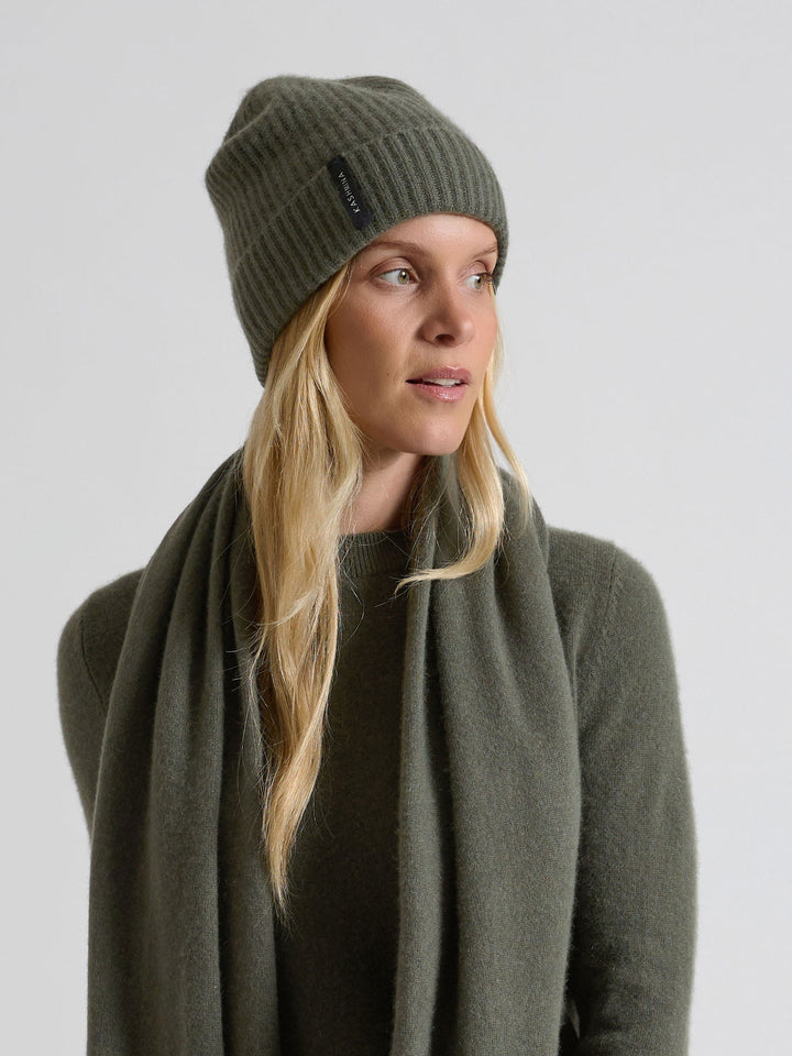 Kashmirlue "Elli" i 100% cashmere. Norsk design fra Kashmina. Farge: Eucalyptus Grønn.