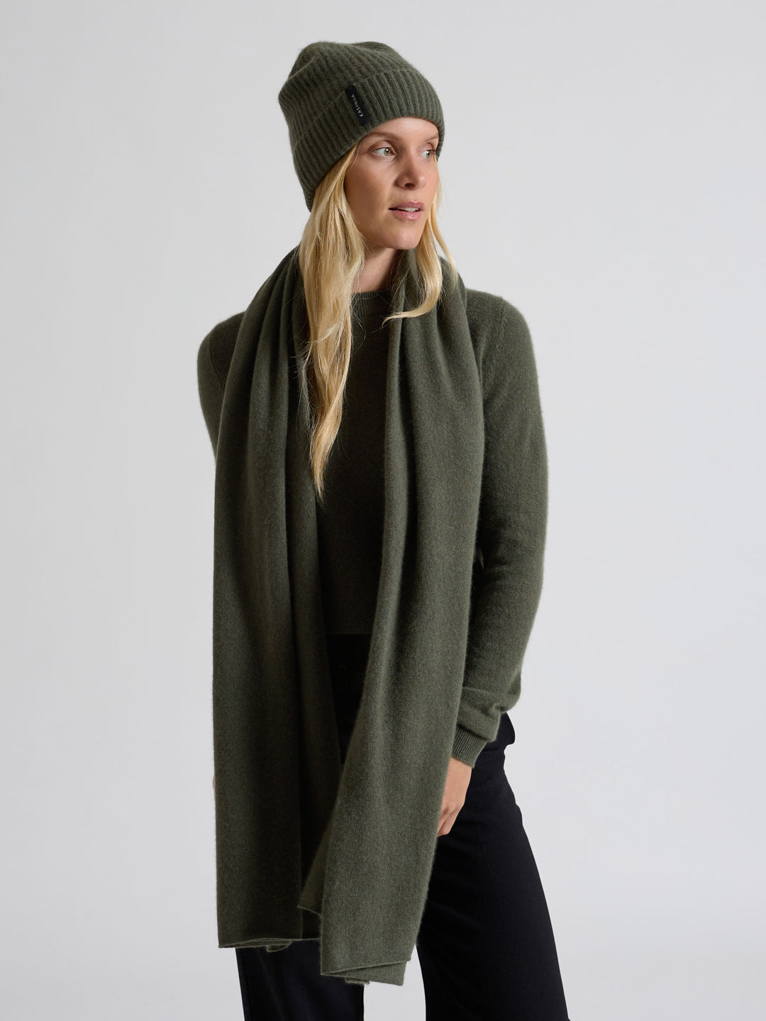 Kashmirlue "Elli" i 100% cashmere. Norsk design fra Kashmina. Farge: Eucalyptus Grønn.