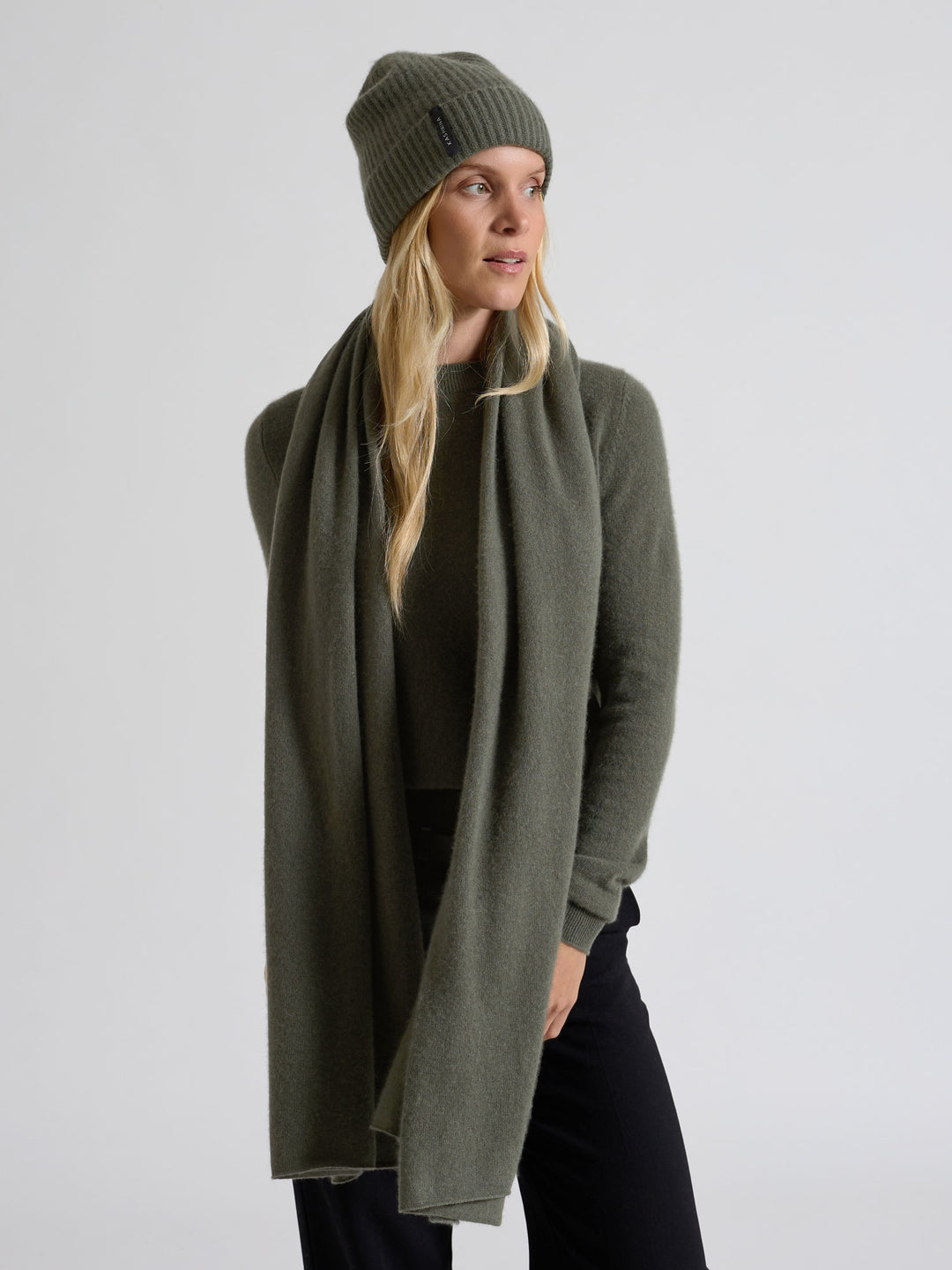 Kashmirlue "Elli" i 100% cashmere. Norsk design fra Kashmina. Farge: Eucalyptus Grønn.