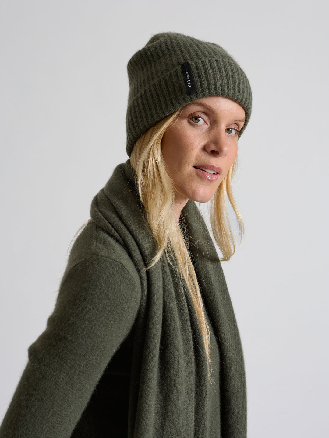 Kashmirlue "Elli" i 100% cashmere. Norsk design fra Kashmina. Farge: Eucalyptus Grønn.