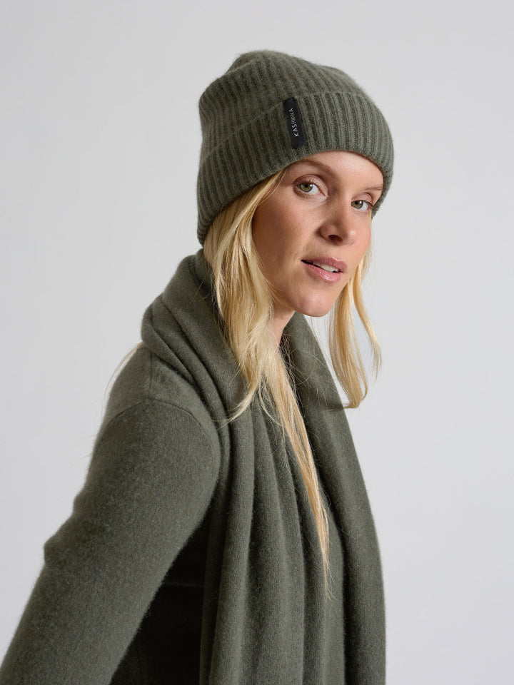Kashmirlue "Elli" i 100% cashmere. Norsk design fra Kashmina. Farge: Eucalyptus Grønn.