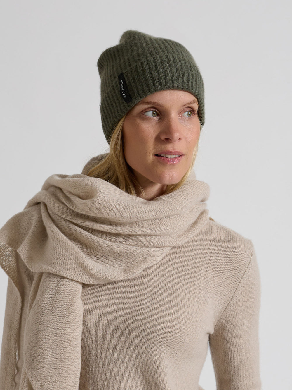 Kashmirlue "Elli" i 100% cashmere. Norsk design fra Kashmina. Farge: Eucalyptus Grønn.
