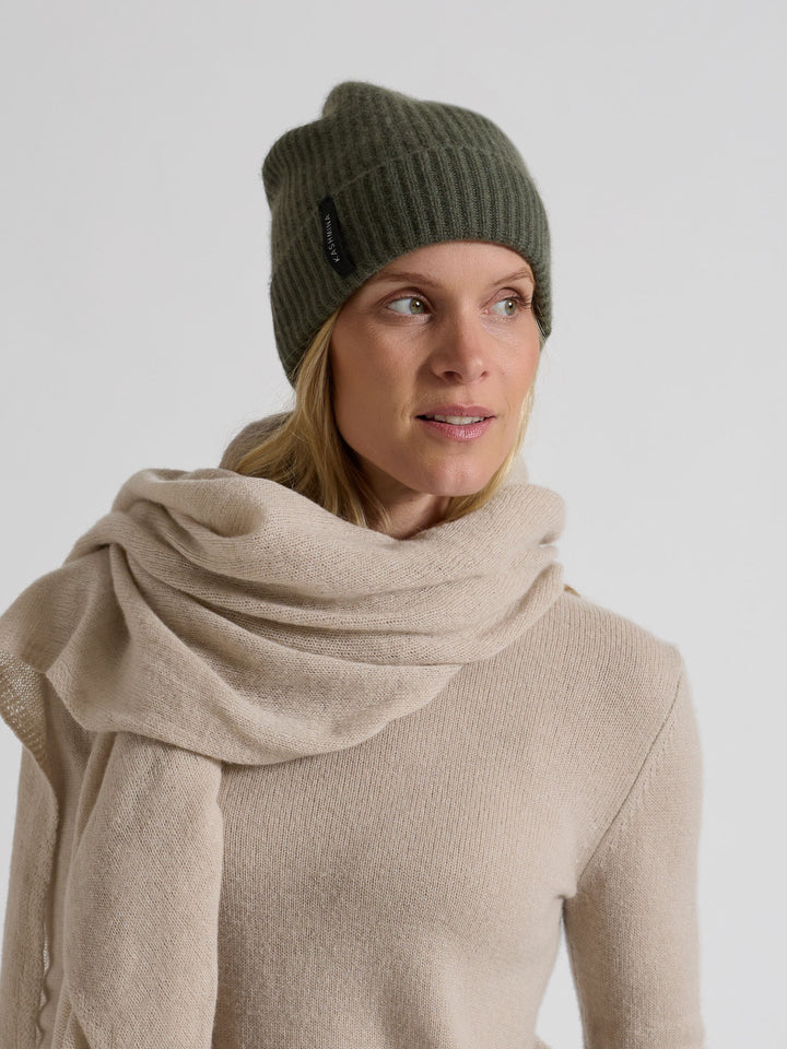 Kashmirlue "Elli" i 100% cashmere. Norsk design fra Kashmina. Farge: Eucalyptus Grønn.
