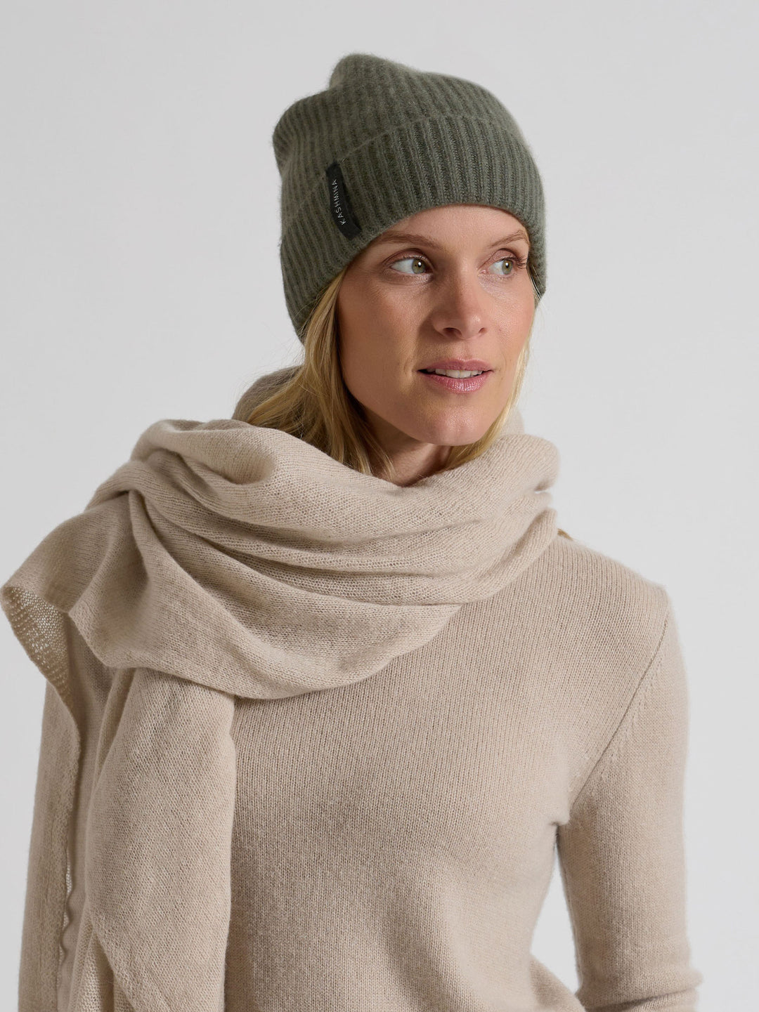 Kashmirlue "Elli" i 100% cashmere. Norsk design fra Kashmina. Farge: Eucalyptus Grønn.