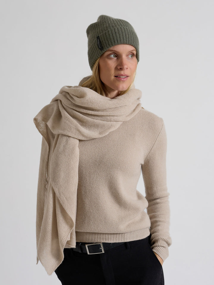 Kashmirlue "Elli" i 100% cashmere. Norsk design fra Kashmina. Farge: Eucalyptus Grønn.